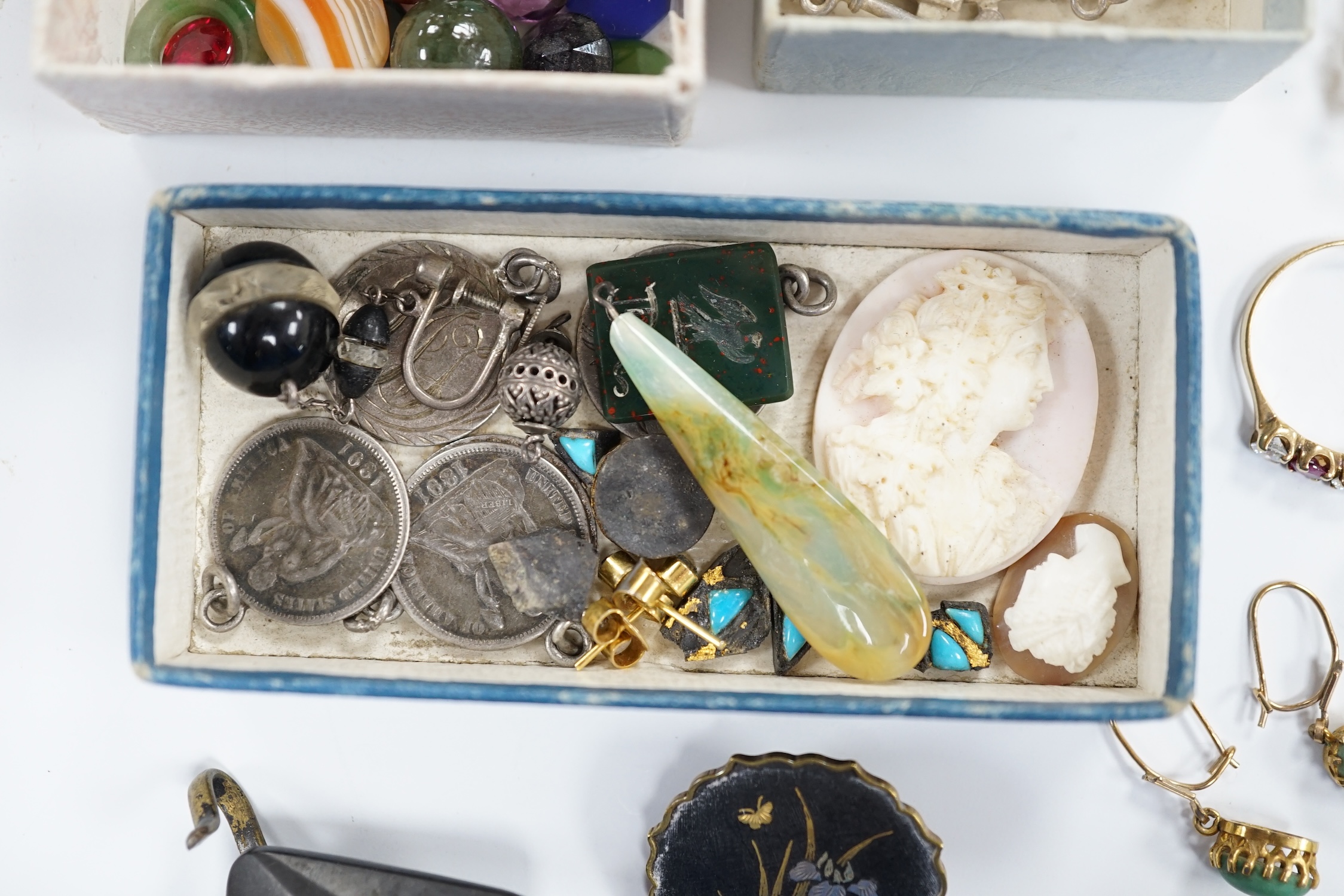 A quantity of assorted jewellery, including garner bead necklace(a.f.), unmounted stones including agate, key charms with letters, cultured pearl necklace and a yellow metal, turquoise and seed pearl set ring, etc.